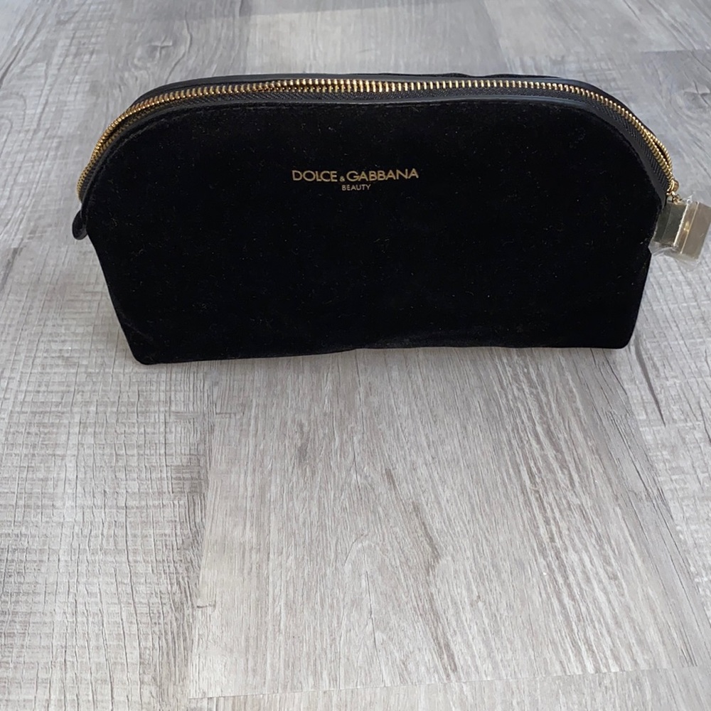 Dolce & Gabbana  NWOT Velvet Beauty Case ❤️